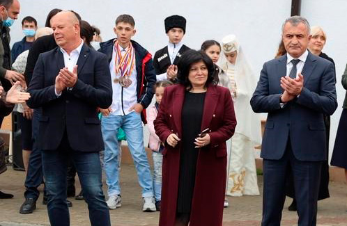 Президент Южной Осетии Анатолий Бибилов принял участие в церемонии  торжественного открытия спортивного зала Дзауской школы-интерната.